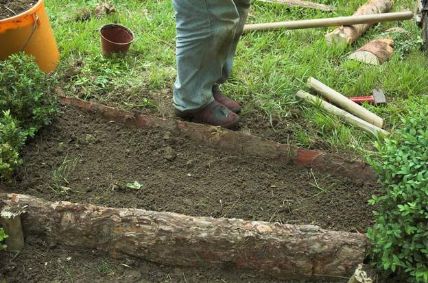 japonais 3 soit des dosses (dos d'un arbre enlevé quand on fabrique des planches) elles aussi enfoncées et tenues par des piquets. La terre est bien tassée autour. Le bois...