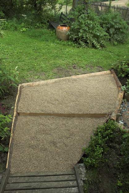 japonais 4 Enfin on fait un apport de 5/10 cm de gravier tiré du parking. C'est important pour deux raisons : 1/ ça empêche bien la repousse dex mauvaises herbes 2/ ça...