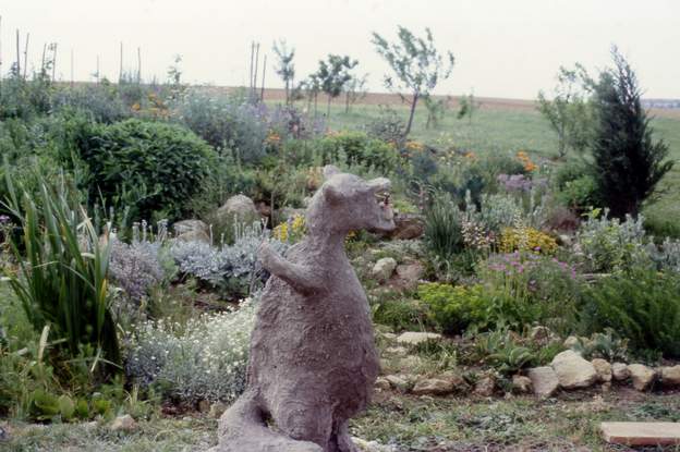 Dragon 2001 Francie, dite La Cygne, a entouré le tuyau d'alimentation du bassin. Mais le fond est en plâtre sur armature de grillage, il ne tiendra pas !