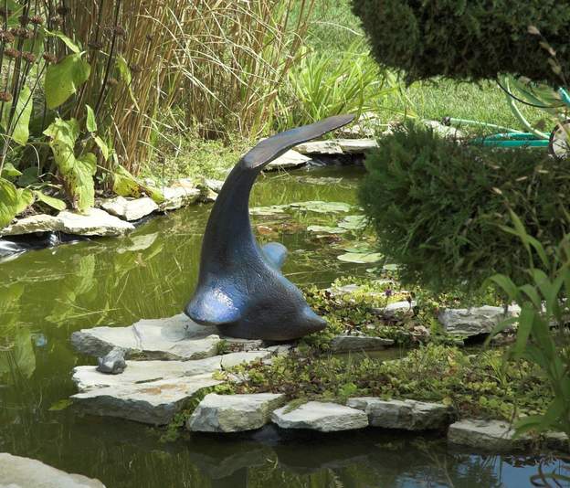 Le dauphin sur l'ile Une sculpture qui vient de Montpellier. Il faudrait que je mette les noms des auteurs, mais j'ai oublié bien souvent !