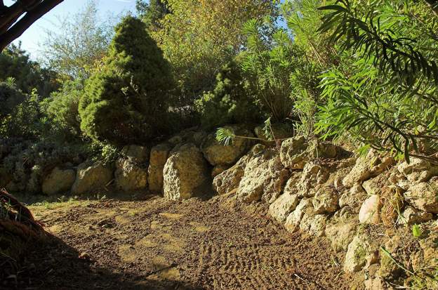 2006 11 Et voilà, comme il fait beau en novembre, on a tout défait et refait 1 mètre plus loin. Pioche et barre à mine, la plus grosse pierre à droite en bas du...