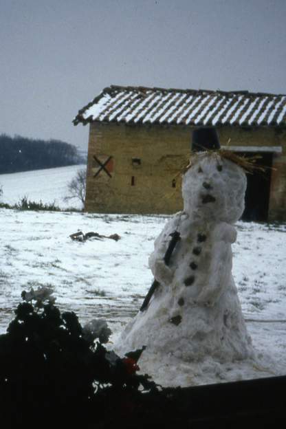 1987 01 Il neige, c'est la première fois qu'on voit ça ici. On fait un bonhomme, pour les filles bien sûr !