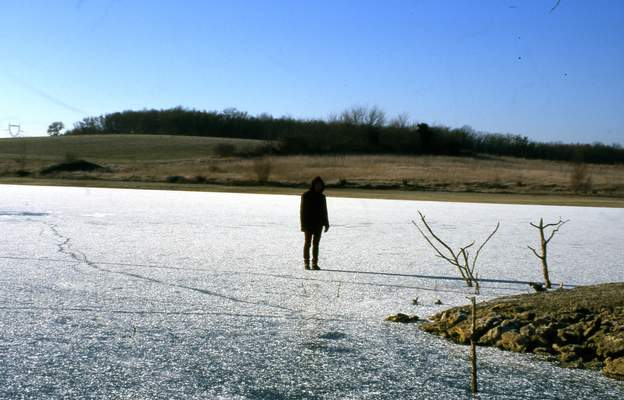 2002 02 1 Le lac d'arrosage en bas de la maison est gelé. C'est la seule fois où on a pu se promener dessus. ça craque un peu, mais ça passe.