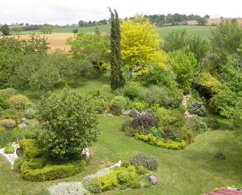 Vues générales Des vues d'ensemble du jardin, mais aussi des vues des petits coins secrets, des parcours à l'ambiance sereine. Foin des...