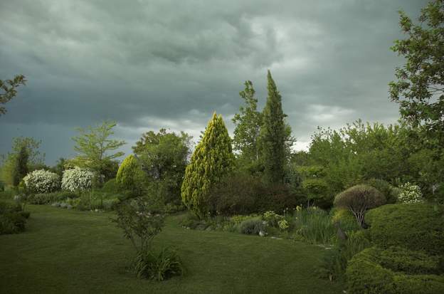 2011 04 1 Un orage arrive du nord, la lumière du soleil passe encore dessous.