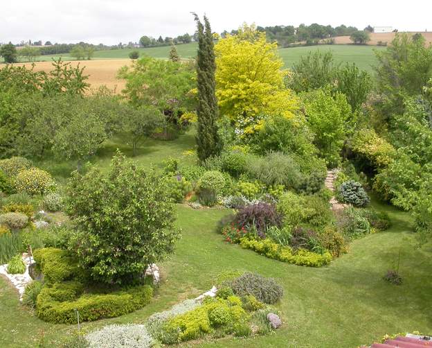 2006 05 On peut dire qu'à partir de maintenant la structure est vraiment en place. Martine est montée sur le toit et j'ai fait un panoramique. On perçoit mieux...