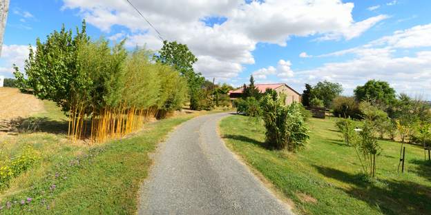 Vue de l'entrée du jardin Août 2016 On a fait sauter les barrières de l'ex pré des poneys. Du coup l'oeil n'est plus arrêté par elles, ça change l'aspect.