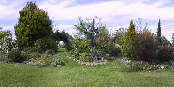 Printemps 2002 C'est ce que nous voyons à la même date de nos fenêtres, on avait commencé le jardin par là bien sûr !