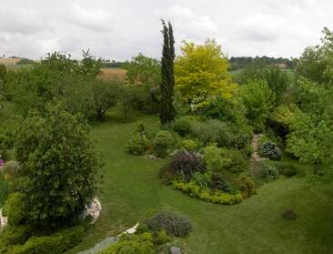 Des vue panoramiques du jardin Je regrette de ne pas en avoir pris quand nous sommes arrivés. Il n'y avait qu'une grande prairie fauchée une fois par...