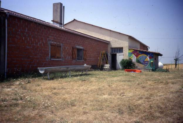 1987 07 Voilà la maison quand on arrive, un mur de brique très mal fait qui 