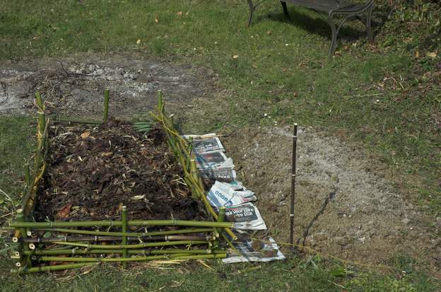 2011 02 (5) Enfin, pour éviter que tout s'écroule, un entrelas de bambous du jardin. Expérience faite, été 2011, cet entrelas n'est pas une bonne idée : les herbes passent...