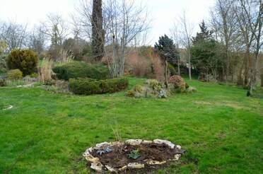 Massif d'Aurore Un nouveau massif, commencé au début de 2014. Sous celui de Coline. Au début, juste un prunus et quelques plantes pour...