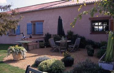 La terrasse nord. Cette terrasse est très utilisée, car elle est au nord, donc fraiche en été (relativement) et près de la porte d'entrée...