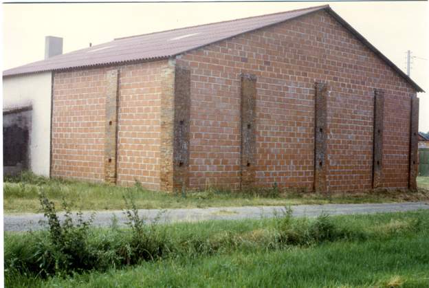 1986 Quand nous arrivons, en 86, voilà l'énorme grange, dont le coin nord-ouest est très agressif. On va mettre une cuve à gaz dans la partie nord (à gauche) qui...