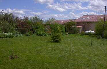 La partie gauche de l'entrée. La partie gauche de l'entrée a commencé avec des arbres plantés au Nord-Ouest dans la prairie, suivi de bambous le long...