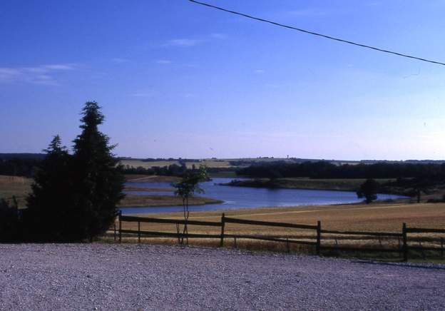 1995 05 et le lac est créé. Il se met en eau beaucoup plus rapidement qu'on ne le pensait. Les cyprès de la terrasse sont encore minuscules.