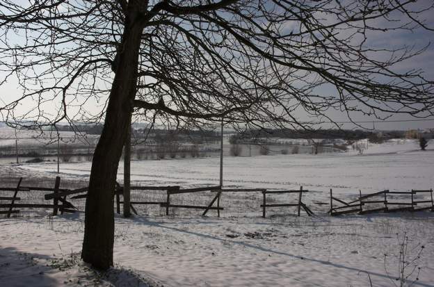 2010 1 lumineux et tout gris en même temps, le soleil passe sous les nuages, avant d'être caché par eux.
