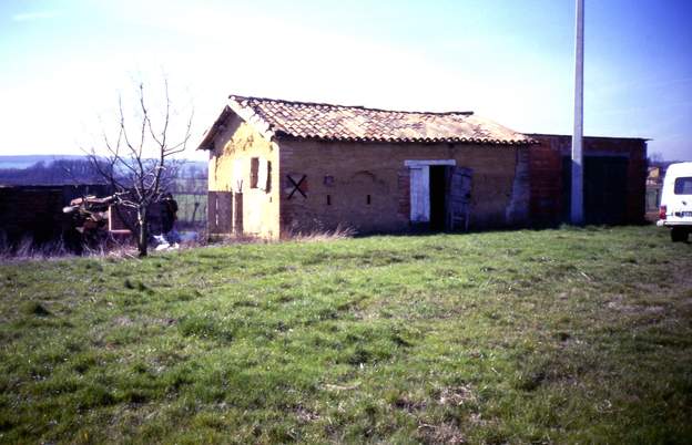 1986 03 Quand on est arrivé, il y avait une vieille maisonnette en terre crue qui avait servi de poulailler ainsi qu'un garage en briques beaucoup plus récent mais fort...