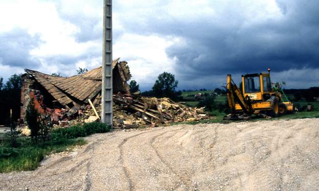 1990 06 Aux grand maux les grand remèdes, on n'est pas là pour plaisanter ! On détruit le vieux garage pour ne laisser que la dalle