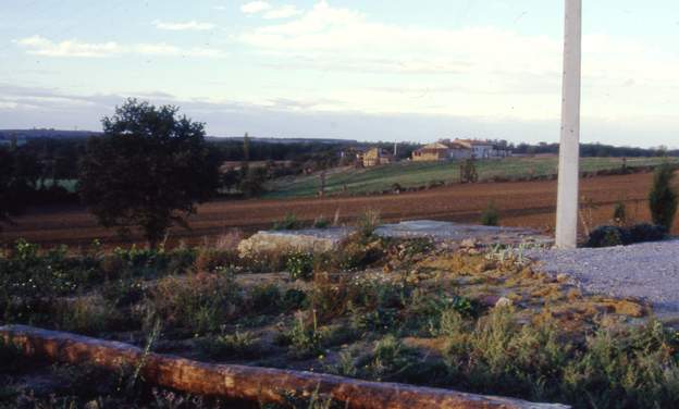 1990 10 ya plus qu'à ranger et planter. ça sera encore mieux quand il y aura un lac tout en bas, mais on ne pouvait pas savoir !