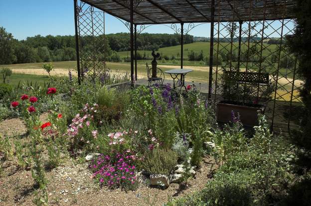 2011 05 devant la terrasse une partie plantée et une partie sauvage.