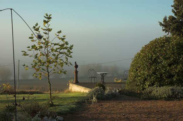 il va faire beau la brume couvre encore le lac, le soleil l'a déjà chassée de chez nous.