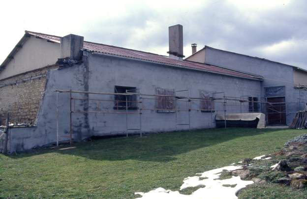 1996 04 10 ans après : Le mur est vraiment trop moche, on fait crépir toute la maison. Neige d'avril !