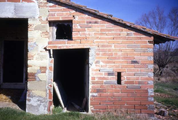 1986 07 Ce bâtiment à droite, c'est l'ancienne porcherie, que nous avons abattue.