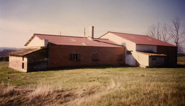 1987 07 Voilà le mur nord quand on est arrivé. Le robinet au premier plan vient de la source derrière le photographe.