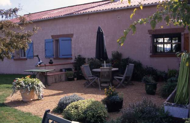 1999 09 Cette terrasse est très abritée, de la chaleur (nord) du vent (mur et muret) aussi y met-on les plantes en attente : Le long du mur, ce sont les plantes en pots...