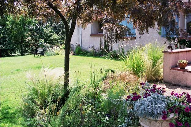 2002 08 Le févier n'est pas vigoureux, mais il donne une impression de légèreté qui est très agréable. La terrasse nous sert beaucoup en été, et toute impression de...