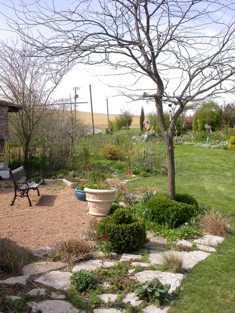 2006 03 2 Au début du printemps la terrasse est légère, inutile d'y mettre plein de plantes, le jardin resplendit de tous les côtés. Au contraire, là elle est une zône de...