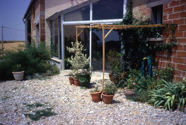 1989 07 Un premier test de pergola, ça nous plaît, donc on va en faire une vraie beaucoup plus grande