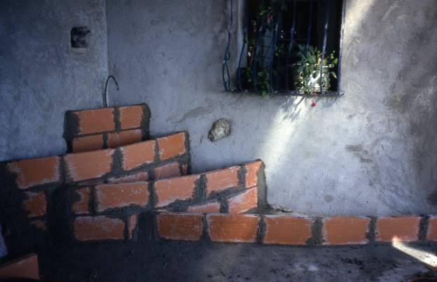 1987 12 1 Je construis une série de bassins. Le tuyau en haut est une dérivation qui vient de la source au nord du terrain et passe sous la maison. Écologiquement, le mur...